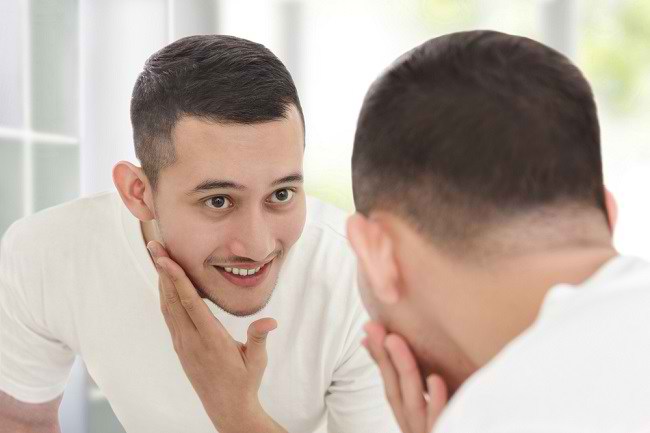 5 consells per triar productes de cura facial per a homes