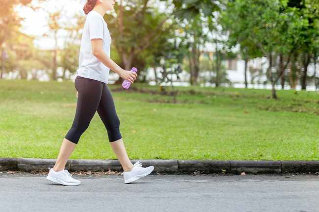 6 lõõgastava jalutuskäigu eeliseid keha tervisele