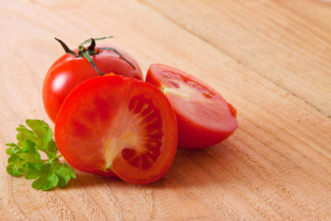 Find ud af hvor nemt det er at slippe af med acne med tomater her