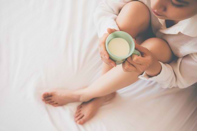 Fakti par piena dzeršanas priekšrocībām pirms gulētiešanas