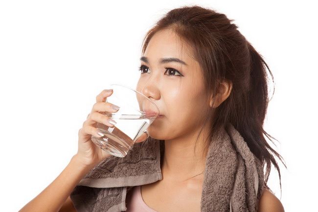 Myter og fakta relateret til fordelene ved at drikke varmt vand