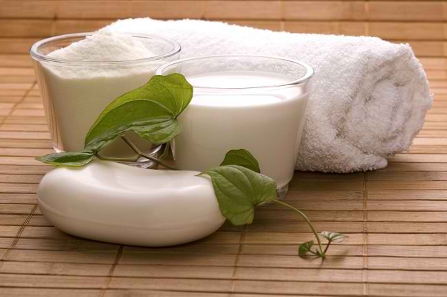 4 beneficis del bany de llet per a la salut de la pell i com fer-ho