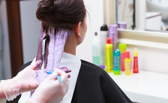 Nevarnosti barve za lase zaradi njenih kemičnih sestavin