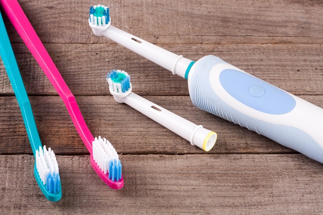 Εγχειρίδιο εναντίον ηλεκτρικής οδοντόβουρτσας, ποιο είναι καλύτερο;