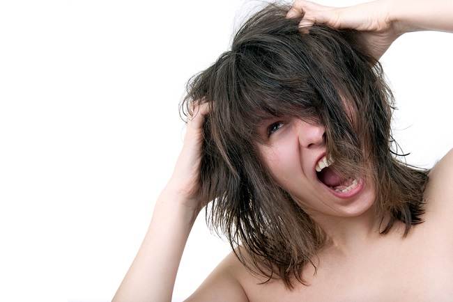How to Overcome Dandruff due to Oily Scalp