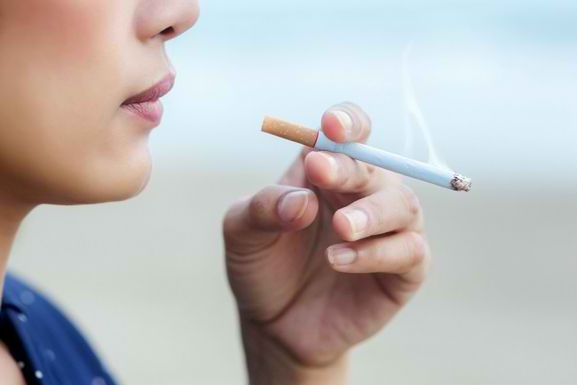 Erkjenne farene ved røyking for oral helse