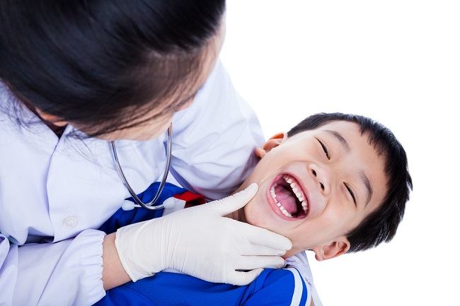 Lūk, ko ārsti dara, lai bērniem veiktu pirmo zobu ārstēšanu