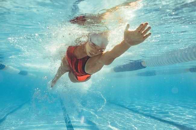 Uzziniet ūdens sporta veidu veidus un priekšrocības artrīta ārstēšanai