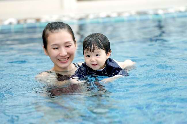 एक सुरक्षित बेबी पूल चुनने के लिए 5 युक्तियाँ
