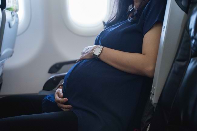 Anerkend farerne ved gravide kvinder på fly