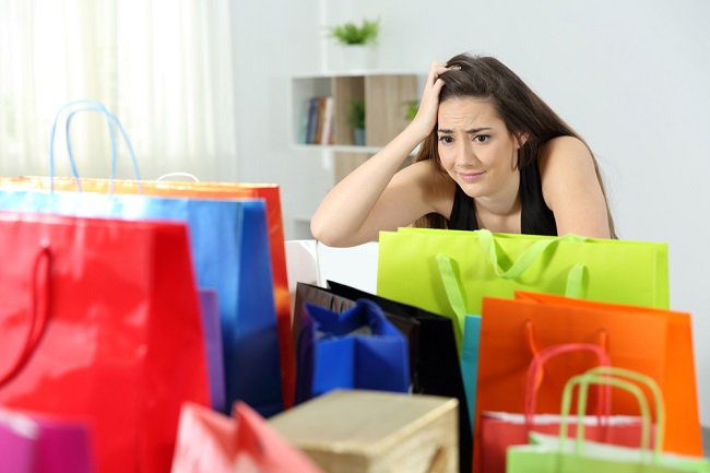 एक Shopaholic के संकेतों को पहचानें और उन्हें कैसे दूर करें
