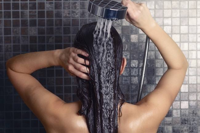 Les dones que estan menstruant no poden rentar-se els cabells: mite o fet?