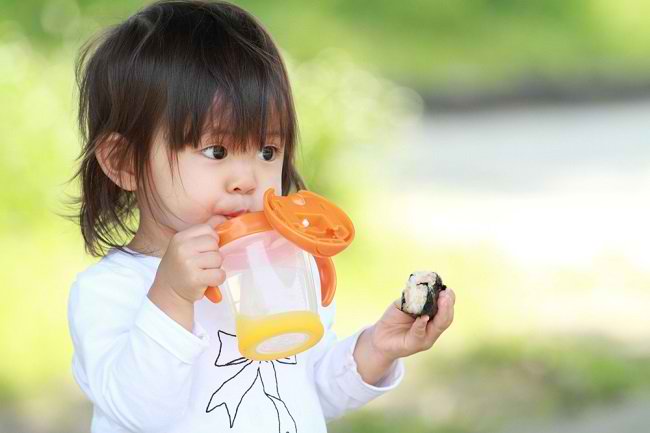 Normes i directrius per utilitzar la tassa Sippy en nens petits