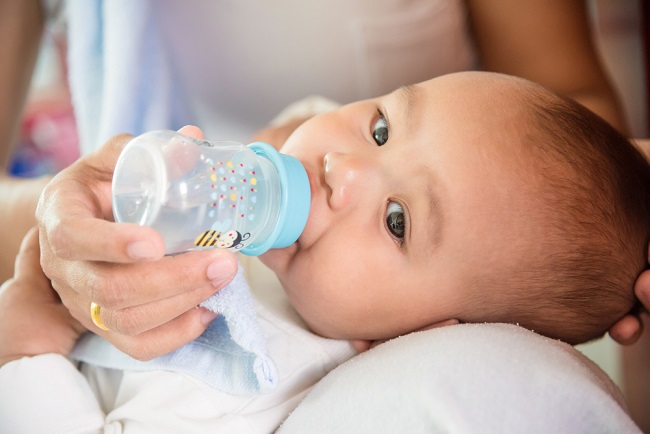 Hvornår kan babyer drikke vand?