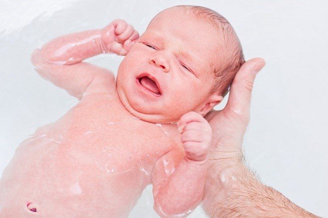 Mirant els beneficis i els riscos del naixement a l'aigua