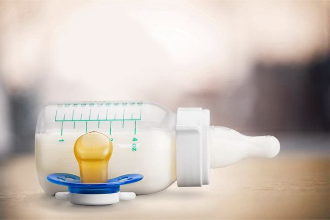 Hvordan sterilisere melkeflasker for å opprettholde babyens helse