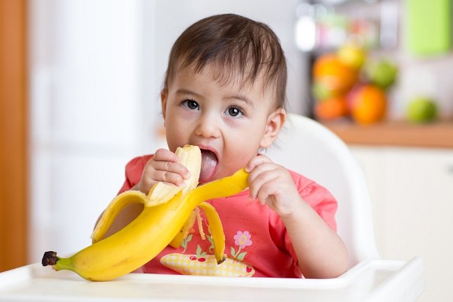 Hvorfor anbefales det ikke at give bananer før 6 måneders alderen?