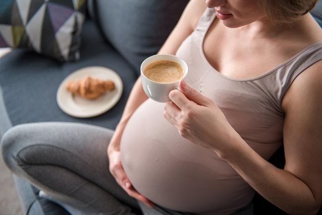 Một dòng đồ uống có chứa caffein nên tránh khi mang thai