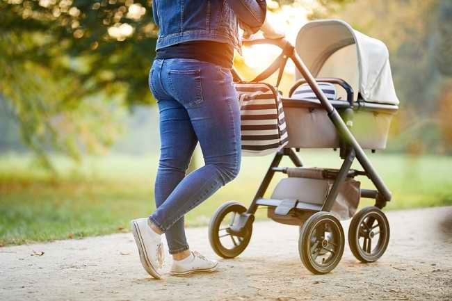 Paano Pumili ng Ligtas na Baby Stroller
