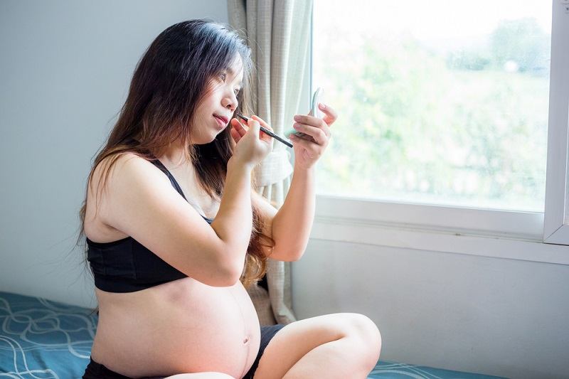 Dones embarassades, vaja, comproveu el contingut dels productes cosmètics utilitzats