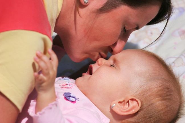 Да ли је безбедно сисати балчак за бебе устима?