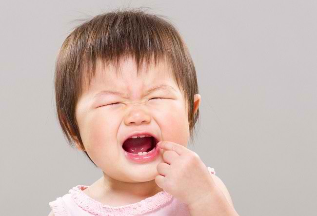 Hvordan man håndterer en baby, der får tænder, som ofte er kræsen