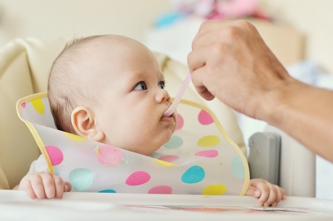 6 måneders babyfodringsportioner og næringsindhold at være opmærksom på