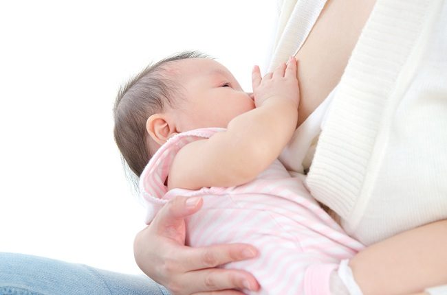 Her er 3 vigtige grunde til, at babyer skal ammes hver nat