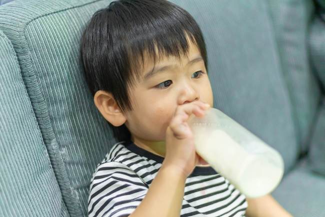 ترمیم شدہ فارمولا دودھ کے ساتھ بچے کی دودھ کی الرجی پر کیسے قابو پایا جائے۔