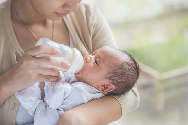 Mor, dette er en guide til at give en kombination af modermælk og modermælkserstatning