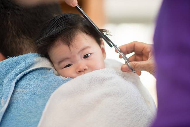 Mor, dette er en sikker måde at barbere babys hår på
