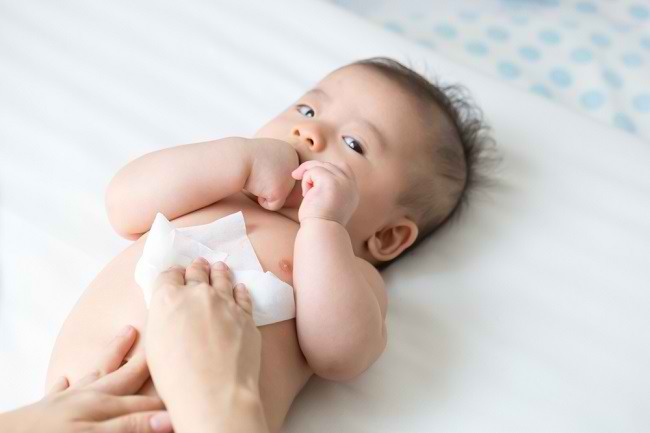 Reconeix els perills de les tovalloletes humides per a la pell del nadó