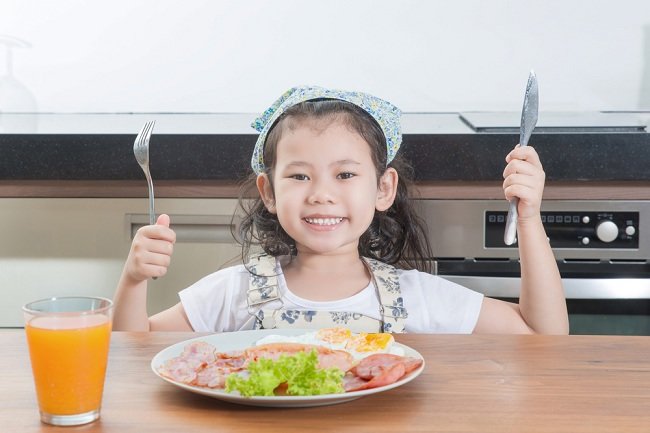 Disse 7 fødevarer kan hjælpe børns hjerneudvikling, du ved, mor