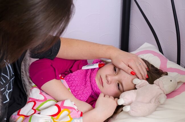 Hold deg rolig mor, her er tips for omsorg for syke barn hjemme