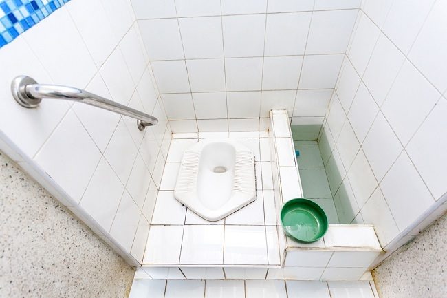 Tips til sikker brug af et squat toilet under graviditet