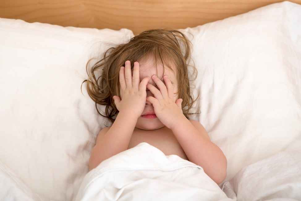 کیا آپ کا چھوٹا بچہ سوتے وقت اکثر روتا ہے یا چیختا ہے؟ اس طرح قابو پاو
