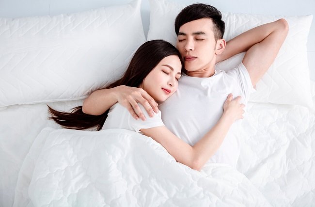 Disse er fordelene ved at sove kæle med din mand