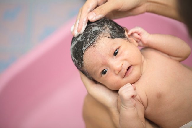 Могу ли се бебе купати када имају температуру?