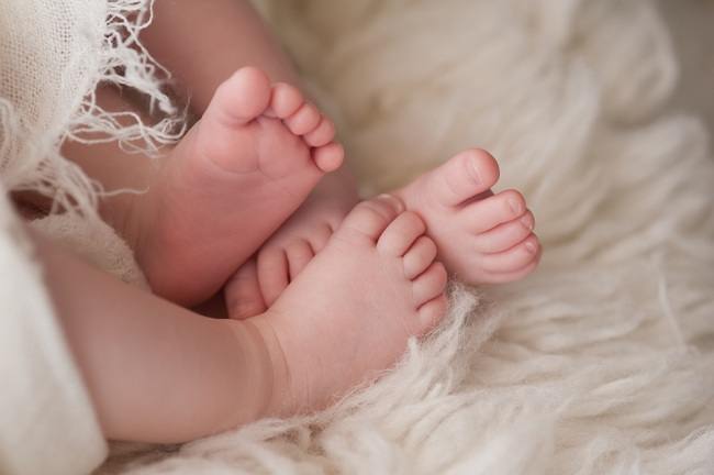 Sledite tem 4 korakom za dojenje dvojčkov