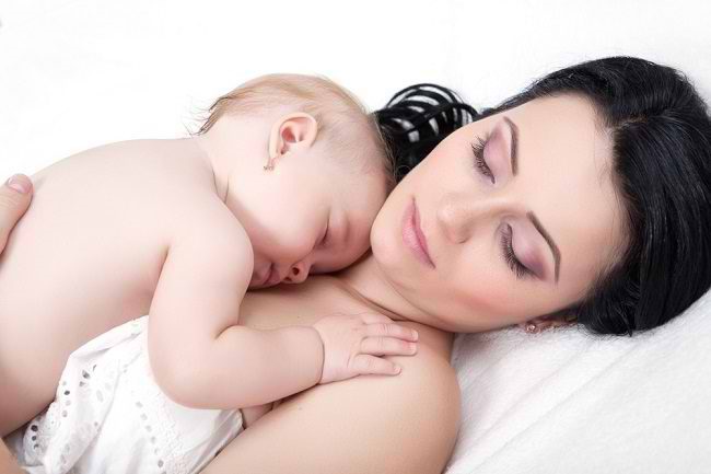 4 hud-til-hud fordele for babyer, du ikke bør gå glip af