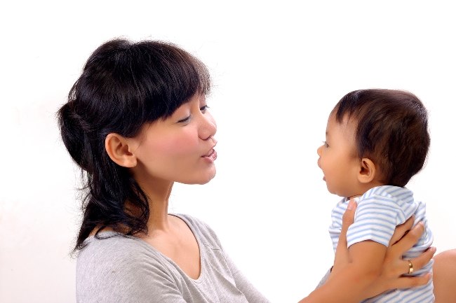 Vigtigheden af ​​at kommunikere med babyer og hvordan man gør det