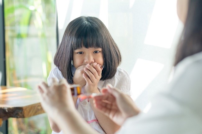 مجبور نہ ہوں، بچوں کو دوائی لینے پر آمادہ کرنے کے یہ 7 طریقے ہیں۔