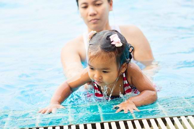 Pareizie soļi, lai mācītu mazuļiem peldēt atbilstoši vecumam