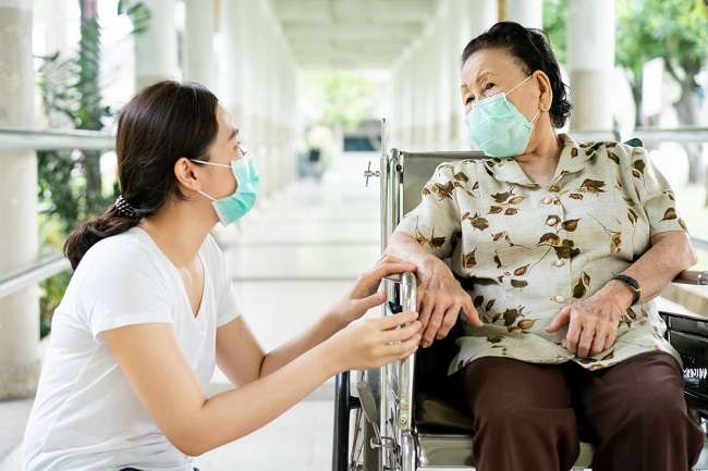 COVID-19 وبائی مرض کے دوران گھر میں بزرگوں کی دیکھ بھال کرنے کا طریقہ یہاں ہے۔