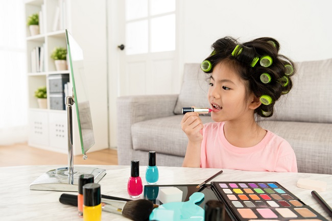 Nebezpečí, která číhají, pokud děti často používají make-up