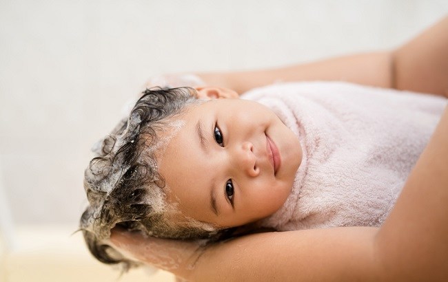 Rodiče potřebují znát bezpečná mýdla a šampony pro dětskou pokožku