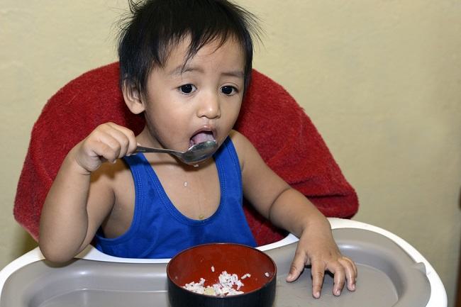 बच्चों को अकेले खाना कब सिखाया जाता है?