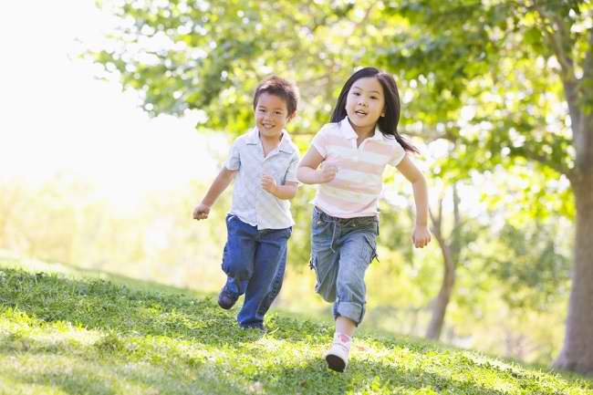 Štai 8 būdai, kaip priversti vaikus aktyviai judėti