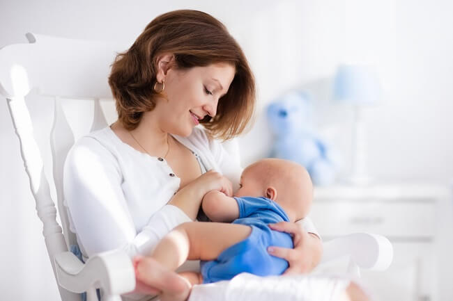Fakta za 10 mýty o kojení, které matky potřebují vědět