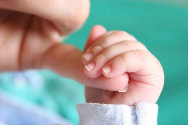 Mor, disse er sikre tips til pleje af babys fingernegle og negle